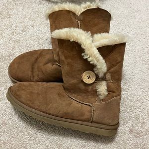 Women’s tan short UGGs